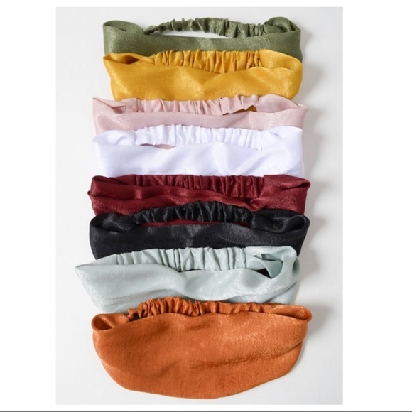 Boho Chic Batiste Wide Headband
Textured Satin-Black - Picture 9 of 9